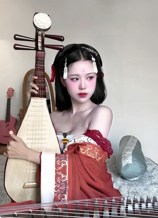 Sau loạt ảnh gây sốt với chiếc váy băng keo, mới đây nữ coser Yugi Kiều Oanh tiếp tục tạo ra bộ ảnh không kém phần nóng bỏng khác.