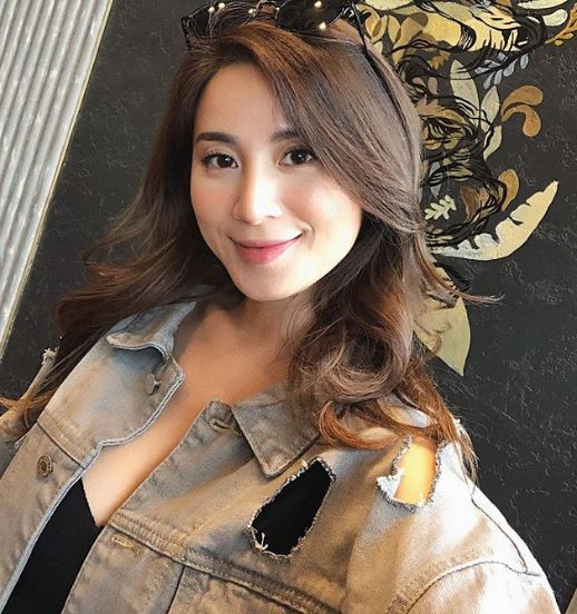 Theo chia sẻ của Ngọc Anh, cô cho biết chiếc mũi từng sửa của cô cảm thấy không hài. Đính kèm lời khuyên, cựu hot girl còn đăng kèm loạt ảnh cũ cách đây hơn 10 năm của mình để chứng minh độ xinh đẹp level max ngay khi chưa can thiệp.