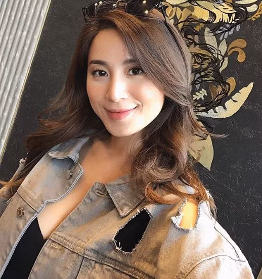 Theo chia sẻ của Ngọc Anh, cô cho biết chiếc mũi từng sửa của cô cảm thấy không hài. Đính kèm lời khuyên, cựu hot girl còn đăng kèm loạt ảnh cũ cách đây hơn 10 năm của mình để chứng minh độ xinh đẹp level max ngay khi chưa can thiệp.