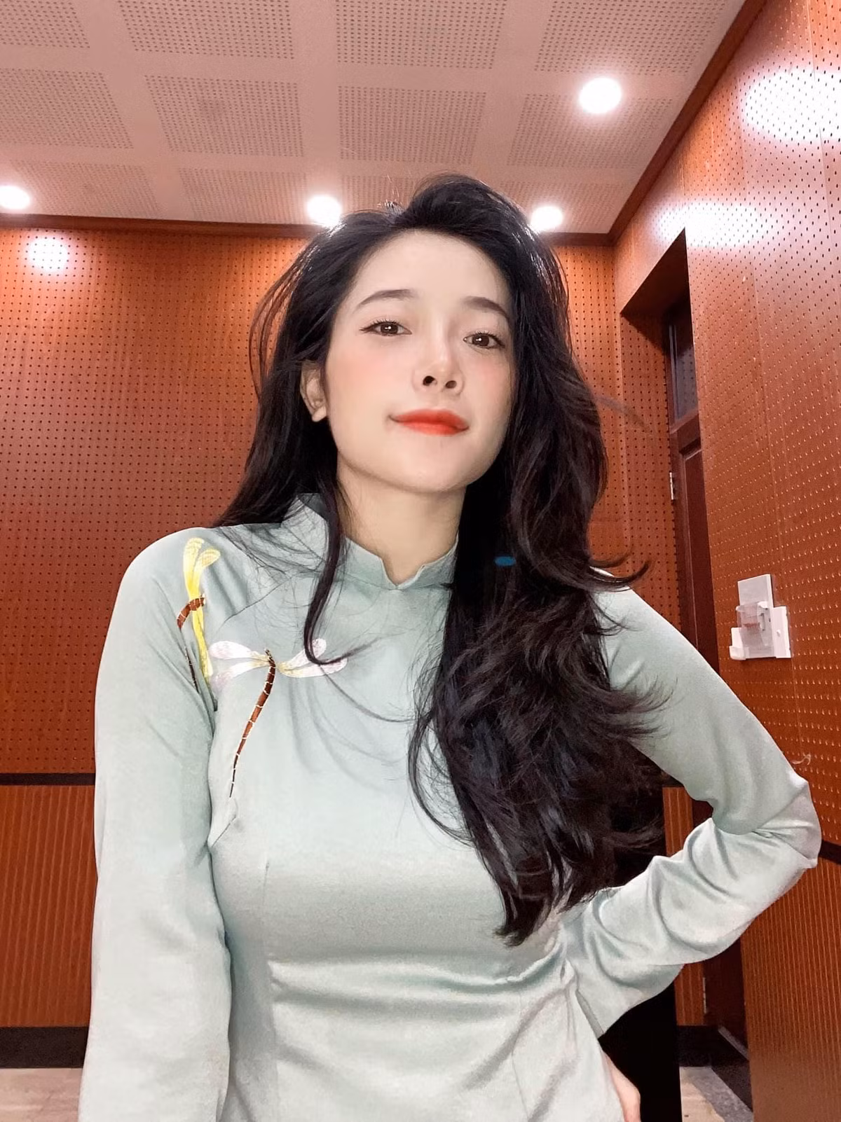 Đến khi kết thúc lớp 12, Hạnh An đã thi vào Khoa Thanh nhạc tại Đại học Văn hóa Nghệ thuật Quân đội. Sau đó, cô nàng thi Solo cùng Bolero và dừng chân ở Top 9. Tuy không đạt giải cao nhưng cô gái 22 tuổi vẫn để lại nhiều ấn tượng đẹp.