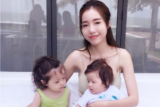 Khi cô bé chào đời, khán giả vô cùng bất ngờ bởi Elly Trần - hot girl đình đám thời điểm đó - sinh con trong lặng lẽ, không ai phát hiện cô đã mang thai.