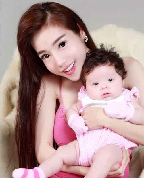 Hot girl Elly Trần đình đám một thời, sau khi lập gia đình và sinh con vẫn không giảm sức hút. Cô cùng chồng Tây có một bé gái và một bé trai xinh xắn, đáng yêu.