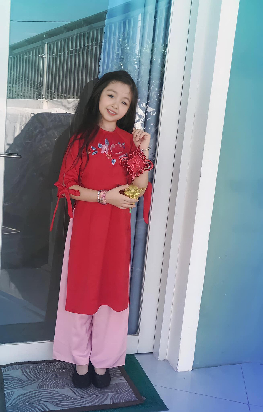 Cadie có đôi mắt to, làm da trắng hồng, y như bản sao của mẹ. Bài đăng nhận tương tác lớn với 35,3 nghìn lượt thích.