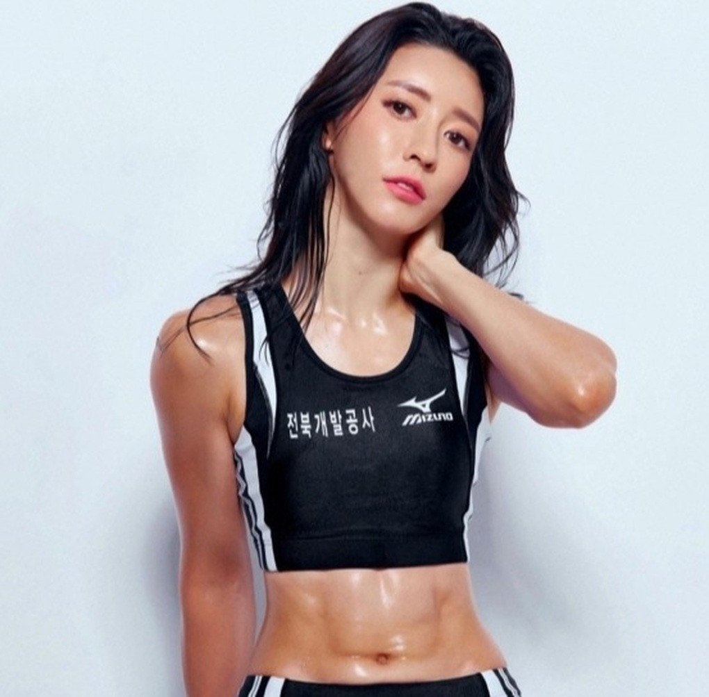 Thân hình săn chắc là kết quả Kim Ji Eun nhận được qua quá trình luyện tập chăm chỉ trong nhiều năm. Cô đã đối mặt với không ít chấn thương nhẹ khi chạy.