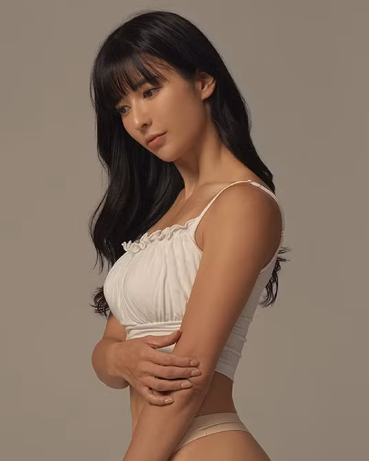 Niềm đam mê của Kim Ji Eun được vun đắp từ nhỏ khi cha cô là huấn luyện viên điền kinh, mẹ cô từng là VĐV. Ji Eun hiện chịu sự quản lý của cha. Tuy nhiên, cô chưa từng xem đó là lợi thế để lơ là việc luyện tập. Nữ VĐV từng tiết lộ trong một chương trình rằng, cha rất nghiêm khắc với cô.