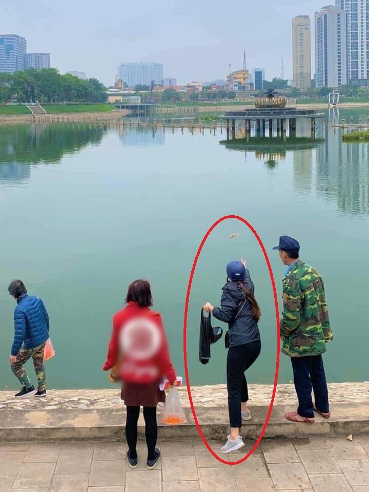 Hình ảnh này khiến không ít người tỏ ra ngờ vực, thật không hiểu khi chú cá tiếp nước có thể bơi được hay không.