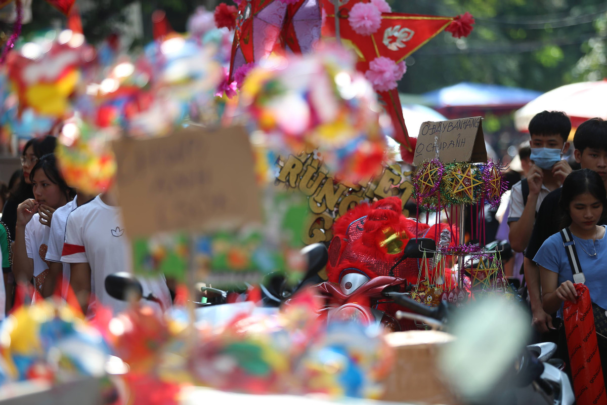 Tuy nhiên, phần còn lại cho rằng một số bạn trẻ thiếu ý thức đứng hàng giờ trước cửa hàng buôn bán để chụp ảnh là điều khiến các hộ kinh doanh phải dùng tới biện pháp thu tiền hoặc cấm chụp ảnh. Còn nếu chỉ chụp đôi ba tấm làm kỉ niệm thì chắc sẽ không có vấn đề gì.