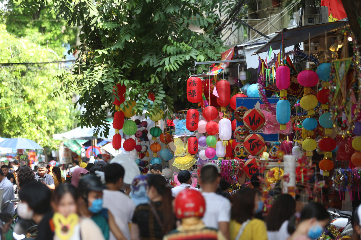 Càng gần ngày Rằm Trung thu, con phố Hàng Mã hàng ngày tiếp hàng vạn người tới phần vì sắm đồ chơi cho trẻ em, phần vì chụp ảnh check-in.
