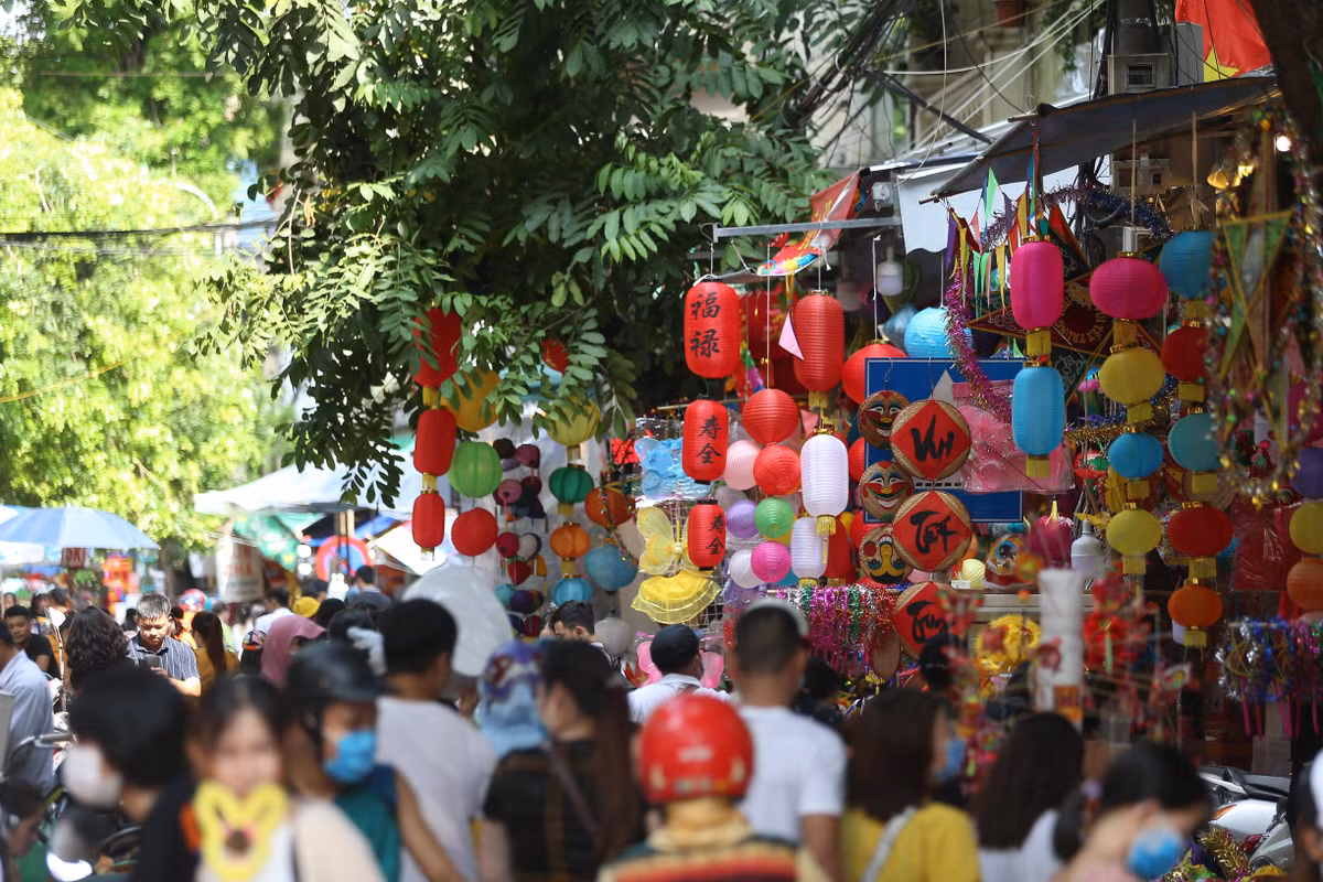 Càng gần ngày Rằm Trung thu, con phố Hàng Mã hàng ngày tiếp hàng vạn người tới phần vì sắm đồ chơi cho trẻ em, phần vì chụp ảnh check-in.