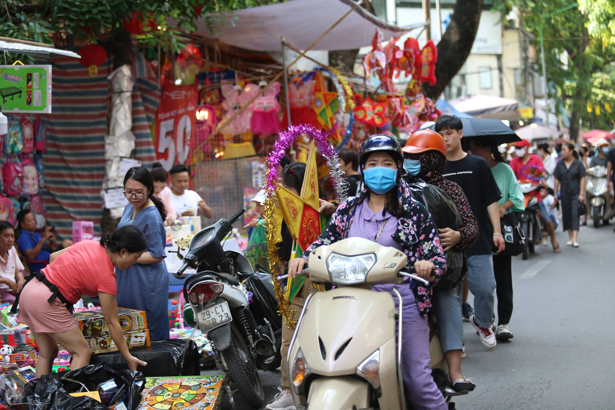 "Phố Trung thu" (Hàng Mã) ở Hà Nội là nét độc đáo thu hút nhiều du khách tới thăm quan và mua sắm.
