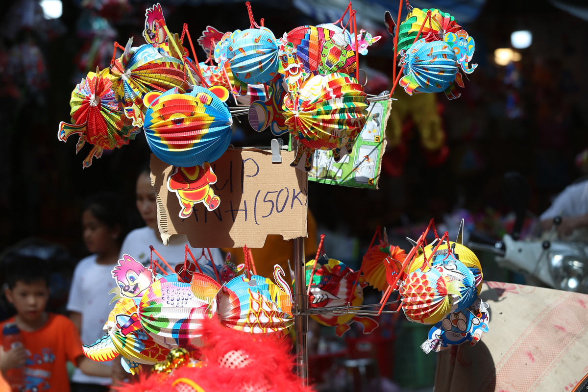 Cụ thể, nhiều cửa hàng ở Hàng Mã (Hà Nội) đồng loạt treo biển “Không chụp ảnh”, chụp ảnh thu phí 20.000 đồng/lượt, có nơi còn lên tới 50.000- 100.000 đồng/lượt.