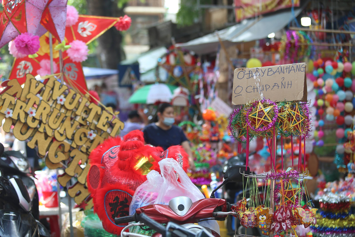 Tuy đây không phải lần đầu tiên Hàng Mã xuất hiện những tấm biển này, việc biến khu chợ trung thu truyền thống số một Hà Nội thành địa điểm chụp ảnh của một số bạn trẻ cũng là nguyên nhân của việc ùn tắc giao thông.