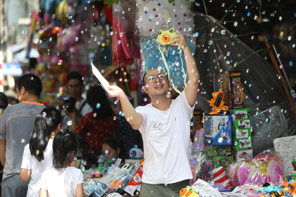Cũng chính vì sự đông đúc này, chỉ một đoạn phố Hàng Mã ngắn ngủi luôn rơi vào tình trạng quá tải, ùn tắc.