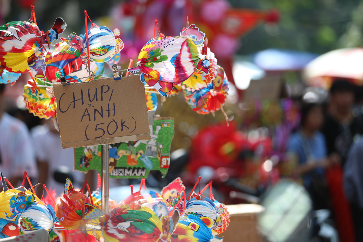 Một phần dân mạng cho rằng, việc các hộ kinh doanh ở phố Hàng Mã treo tấm biển trên là không hợp lý. Bởi nếu cửa hàng có trang trí đẹp thì người dân mới dừng lại chụp ảnh và việc thu tiền hoàn toàn thiếu hợp lý.