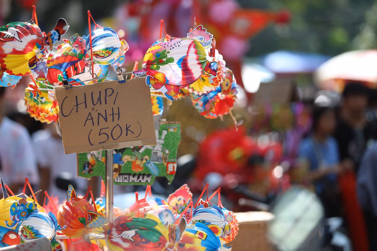 Một phần dân mạng cho rằng, việc các hộ kinh doanh ở phố Hàng Mã treo tấm biển trên là không hợp lý. Bởi nếu cửa hàng có trang trí đẹp thì người dân mới dừng lại chụp ảnh và việc thu tiền hoàn toàn thiếu hợp lý.