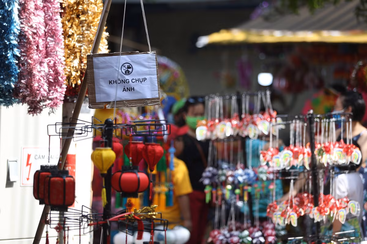 Bên cạnh những thứ đồ chơi Trung thu từ truyền thống tới hiện đại, người tới phố Hàng Mã năm nay còn chú ý tới những tấm biển mà những hộ kinh doanh ở đây treo lên.