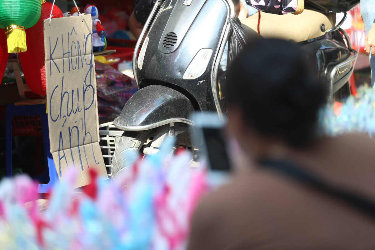 Sau khi những tấm biển trên xuất hiện trên MXH, nhiều dân mạng đã để lại nhiều ý kiến trái chiều.