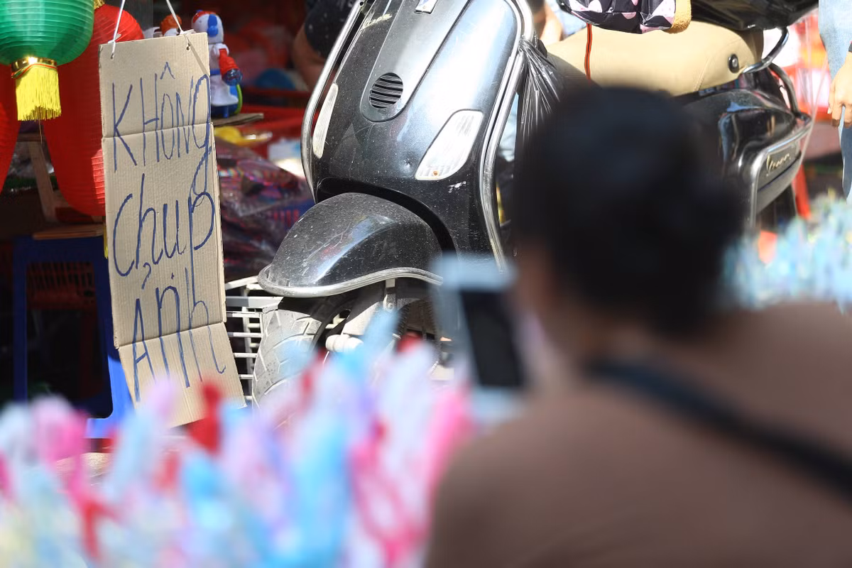 Sau khi những tấm biển trên xuất hiện trên MXH, nhiều dân mạng đã để lại nhiều ý kiến trái chiều.