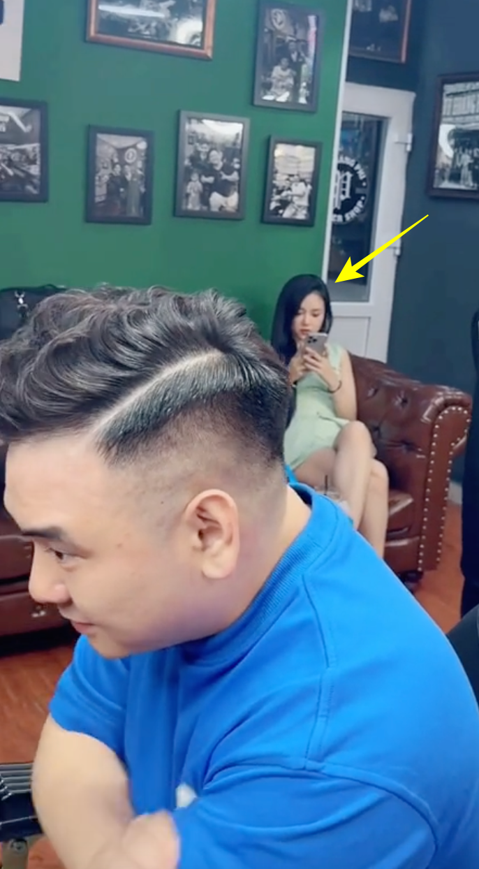 Trong một đoạn clip mới đây khi Xemesis đến tiệm cắt tóc, không khó để cộng đồng mạng nhận ra có bóng dáng của Bò Chảnh đang ngồi đợi phía sau.