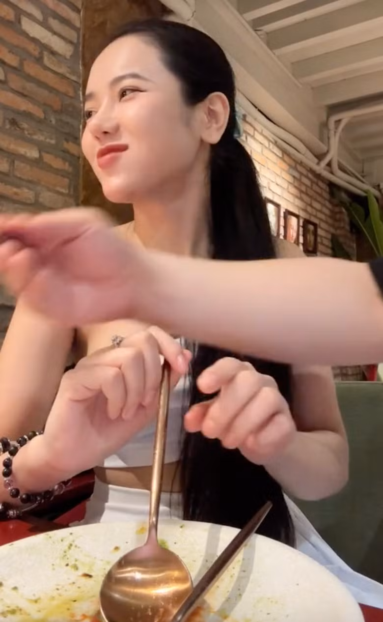 Gần đây, trên mạng xã hội của mình, Bò Chảnh cũng thường xuyên cập nhật hình ảnh đi chơi pickleball. Trùng hợp thay, ngay sau khi cô đăng clip thì Xemesis cũng có ngay một story chia sẻ về đam mê với bộ môn này. Do đó không cần phải check-in chung thì netizen cũng đoán ra cặp đôi cùng đam mê pickleball và chơi chung với nhau.