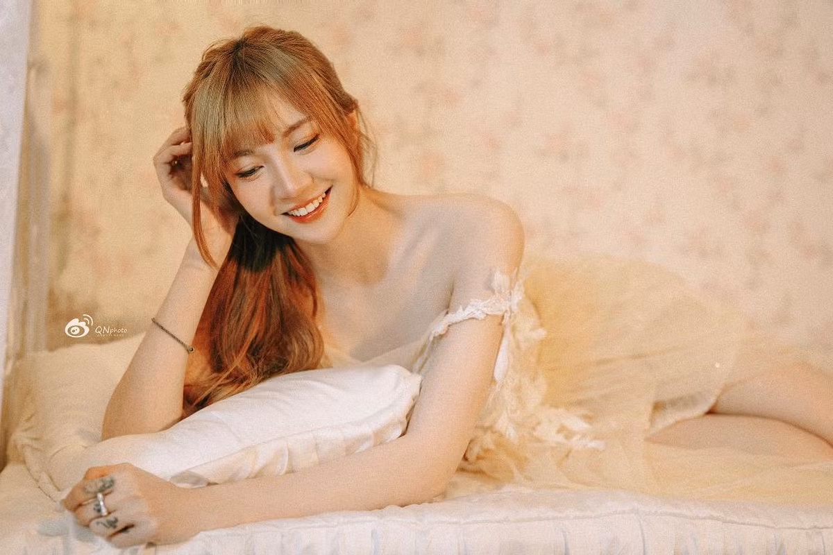 Cụ thể, Như Hexi đã đăng tải một bức ảnh trên trang cá nhân, trong đó cô diện bộ bikini, nằm thả dáng bên ghế dài của bể bơi, trang phục gợi cảm, khoe đôi chân ngọc ngà.