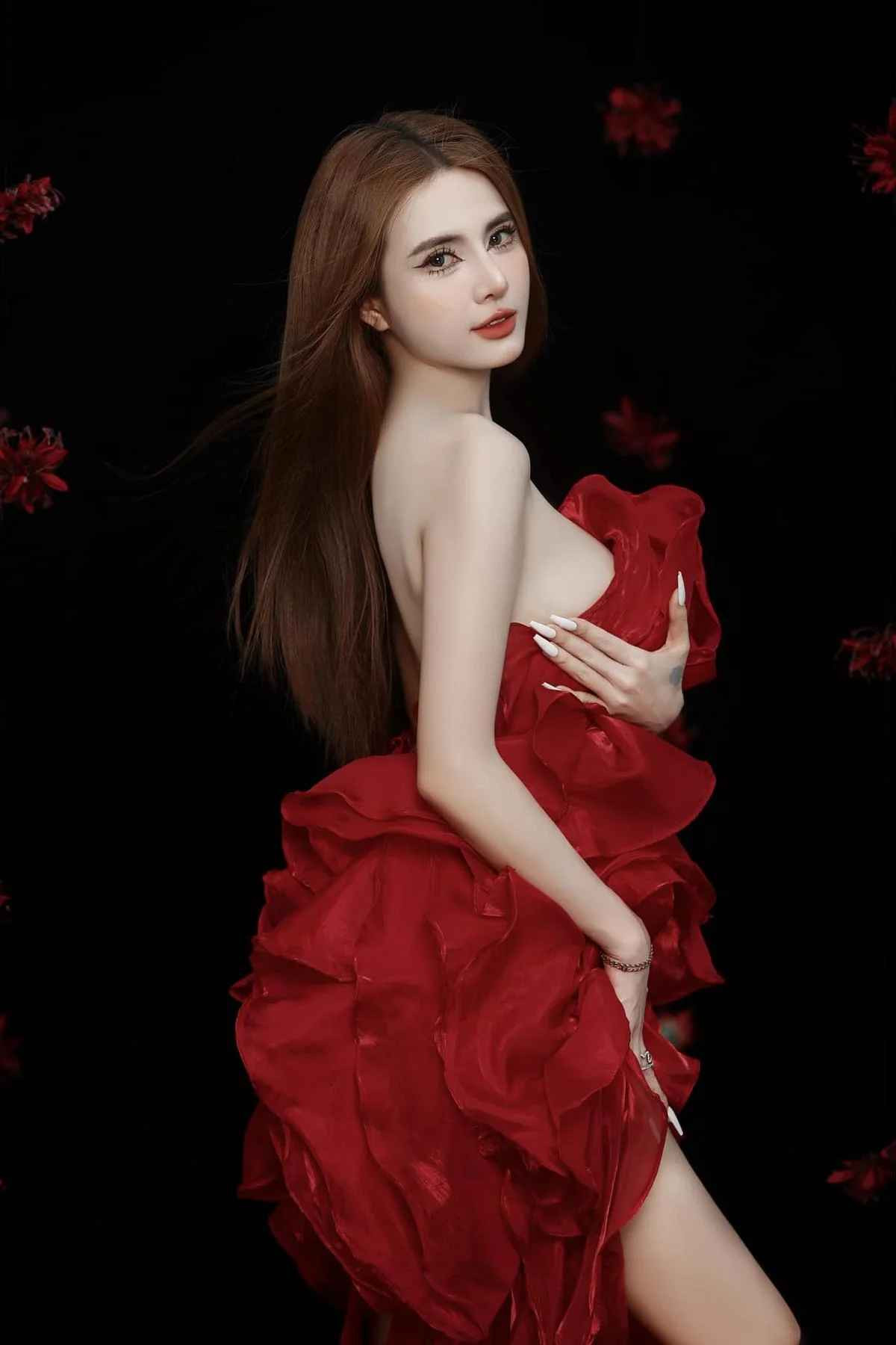 Đặc biệt, ngoại hình của con gái Lê Khánh Chi nhận được nhiều lời khen ngợi từ cư dân mạng. Họ cho rằng, cô bé thừa hưởng đôi mắt xinh đẹp từ mẹ.