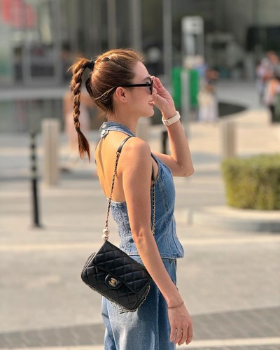 Lê Khánh Chi, sinh năm 1989, là con gái út trong gia đình có 3 chị em, anh trai cô chính là cựu cầu thủ Lê Công Vinh. Cô từng đăng quang Nữ sinh Thanh lịch Đại học Văn hóa mở rộng (Miss HUC Open 2011).