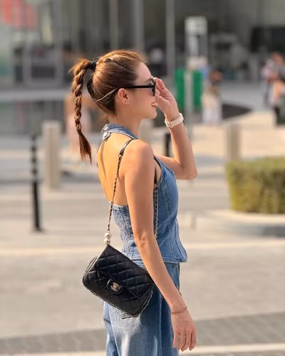 Lê Khánh Chi, sinh năm 1989, là con gái út trong gia đình có 3 chị em, anh trai cô chính là cựu cầu thủ Lê Công Vinh. Cô từng đăng quang Nữ sinh Thanh lịch Đại học Văn hóa mở rộng (Miss HUC Open 2011).