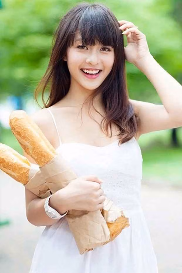 Đi lên từ danh xưng hot girl, Khả Ngân không ít lần đối mặt với những ồn ào không hay.