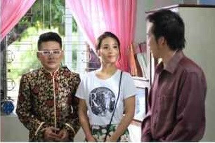 Năm 2013, Khả Ngân gây sốc cho dân mạng khi hình ảnh hôn đồng giới của cô bị phát tán trên mạng xã hội.