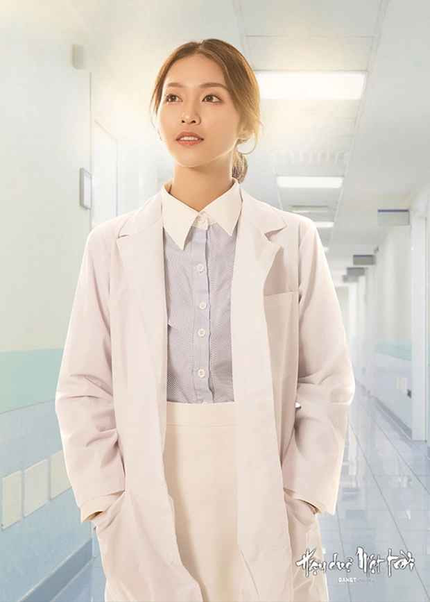 Năm 2018, Khả Ngân lại gây tranh cãi khi đảm nhận vai chính trong phim Hậu Duệ Mặt Trời bản Việt. Nhiều người cho rằng ở tuổi 21, nữ diễn viên còn quá trẻ, lại chưa có nhiều kinh nghiệm để đảm nhận vai diễn nặng ký này.