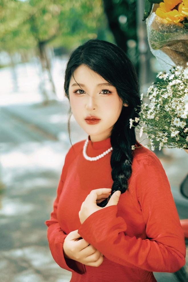 Nhan sắc xinh đẹp cùng phương pháp dạy học mới mẻ, dễ hiểu khiến cô giáo trẻ trở thành tâm điểm chú ý.