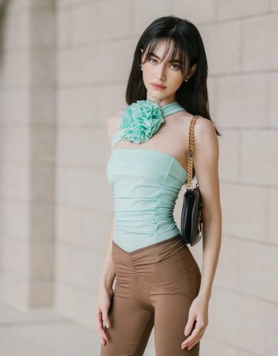 Hiện, Mai Davika là diễn viên tự do. Vừa qua, cô đảm nhận vai chính trong phim Astrophile phát sóng trên GMM 25.