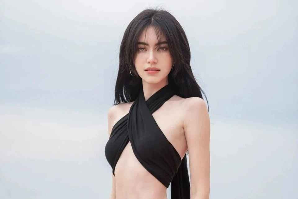 Tờ Thairath đưa tin tối 21/9, hot girl kiêm nữ diễn viên Mai Davika lên tiếng về ngoại hình khác lạ.