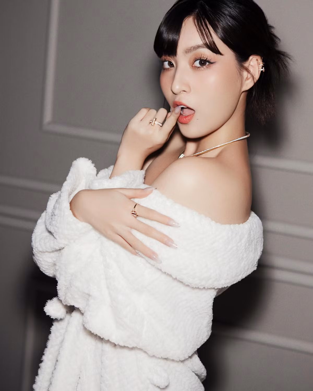 Cô sở hữu vòng một khiêm tốn, vòng eo gấp nếp nhưng vẫn nhận được vô vàn lời khen ngợi từ người hâm mộ.