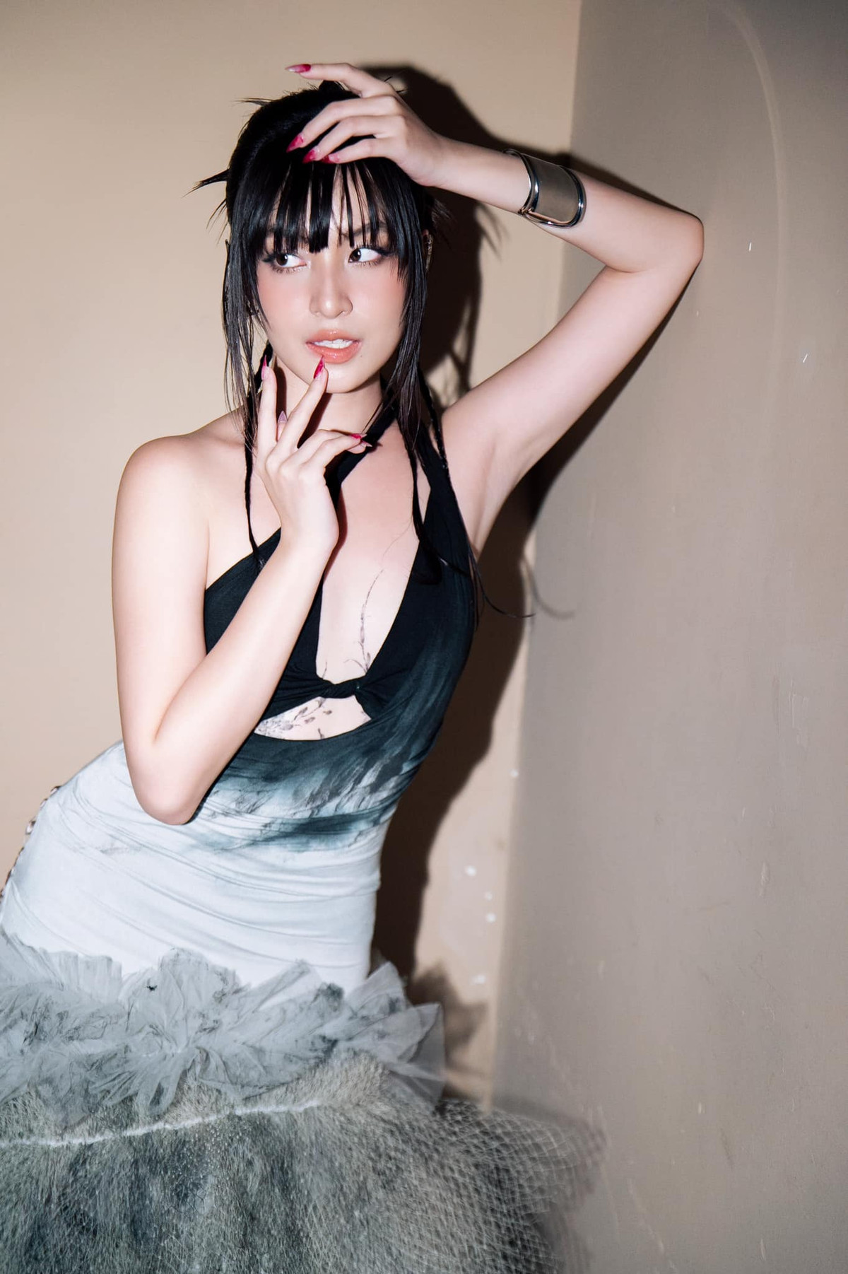 Bên dưới bài đăng, nhiều người đặt câu hỏi và tỏ ra thích thú rằng có phải nữ diễn viên đã xăm hình lên ngực. Không để người hâm mộ phải "đoán già đoán non", Thảo Tâm đã gật đầu thú nhận rằng, cô đã xăm thật.