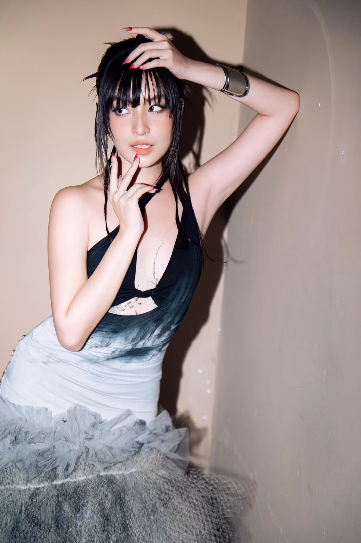 Bên dưới bài đăng, nhiều người đặt câu hỏi và tỏ ra thích thú rằng có phải nữ diễn viên đã xăm hình lên ngực. Không để người hâm mộ phải "đoán già đoán non", Thảo Tâm đã gật đầu thú nhận rằng, cô đã xăm thật.