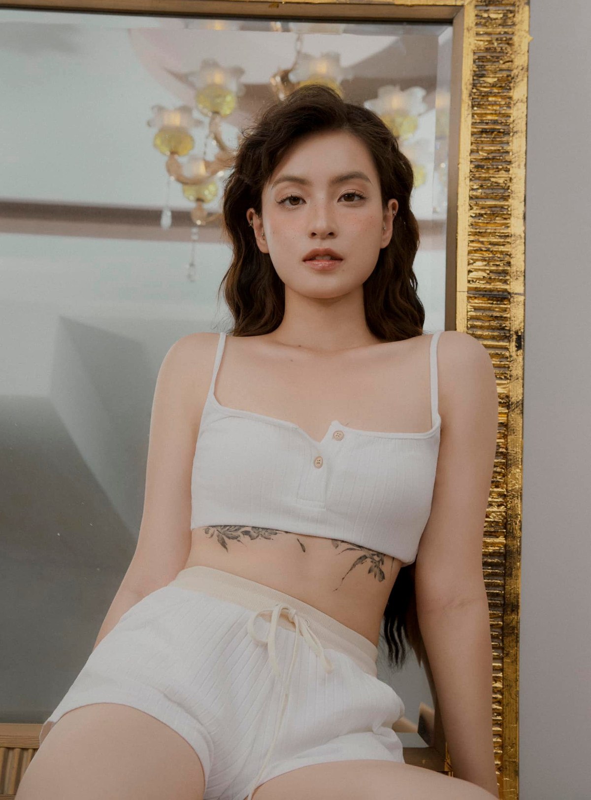 Hình xăm lấp ló ở dưới ở phần ngực của Thảo Tâm càng làm tôn lên vẻ gợi cảm của cô nàng.