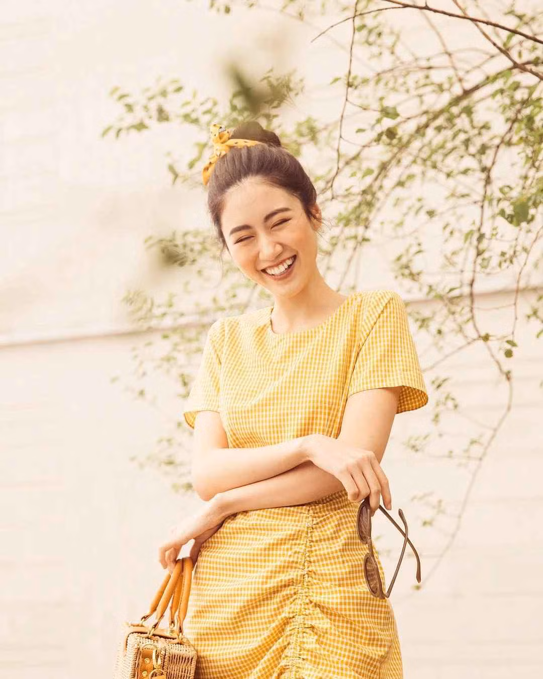 Khi con lớn hơn, hot girl Hà thành có thời gian sản xuất nhiều video. Ngoài mảng làm đẹp, cô hiện tư vấn thêm về bí quyết phối trang phục và nhận được sự ủng hộ từ fan. Dù là mẹ bỉm sữa, Mai Vân Trang luôn gây ấn tượng mỗi khi xuất hiện trong những bộ váy thanh lịch, kết hợp phụ kiện thời thượng. Nhiều người tò mò về cách cô giữ dáng.