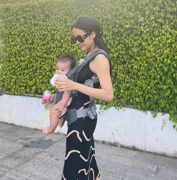 Karen Nguyễn (SN 1993) được chú ý khi liên tục vào vai "tiểu tam" trong các sản phẩm âm nhạc của Hương Giang. Trước khi sinh con, hot girl Sài thành chăm luyện tập thể hình và sở hữu cơ bụng rõ múi (Ảnh: @karen.nng).