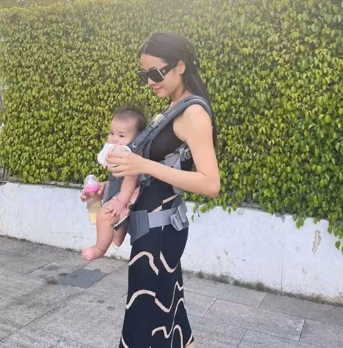 Karen Nguyễn (SN 1993) được chú ý khi liên tục vào vai "tiểu tam" trong các sản phẩm âm nhạc của Hương Giang. Trước khi sinh con, hot girl Sài thành chăm luyện tập thể hình và sở hữu cơ bụng rõ múi (Ảnh: @karen.nng).