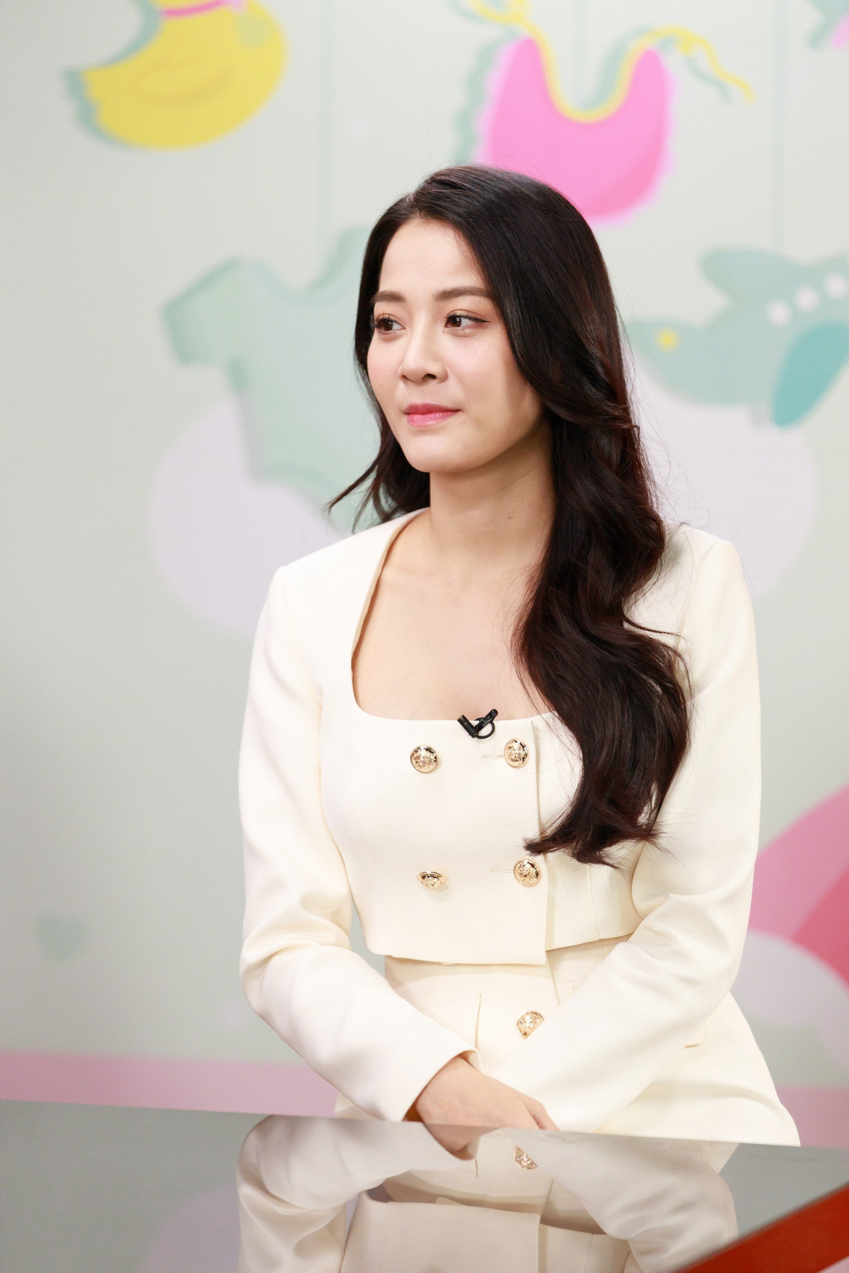 Karen kiên trì với những bài tập nặng với tạ. Nhờ vậy, cô dần lấy lại cơ bụng. Hiện tại, người đẹp tự tin diện những bộ bikini gợi cảm mỗi khi đi du lịch (Ảnh: @karen.nng).