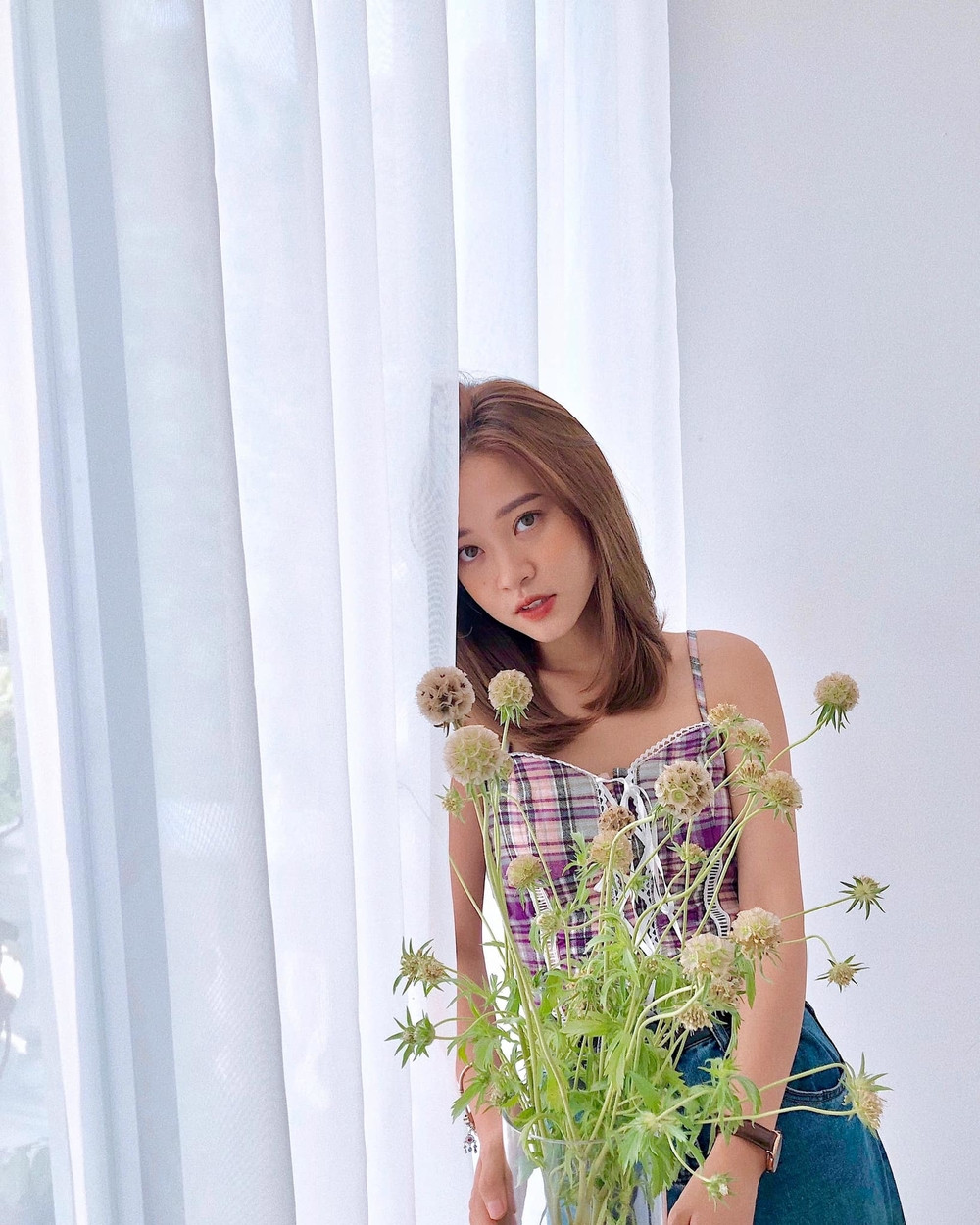 Bên cạnh tông trung tính, Mai Anh còn thường thay đổi vẻ ngoài với những bộ quần áo màu nổi như hồng nóng hay xanh lá cây, thể hiện nét cá tính.