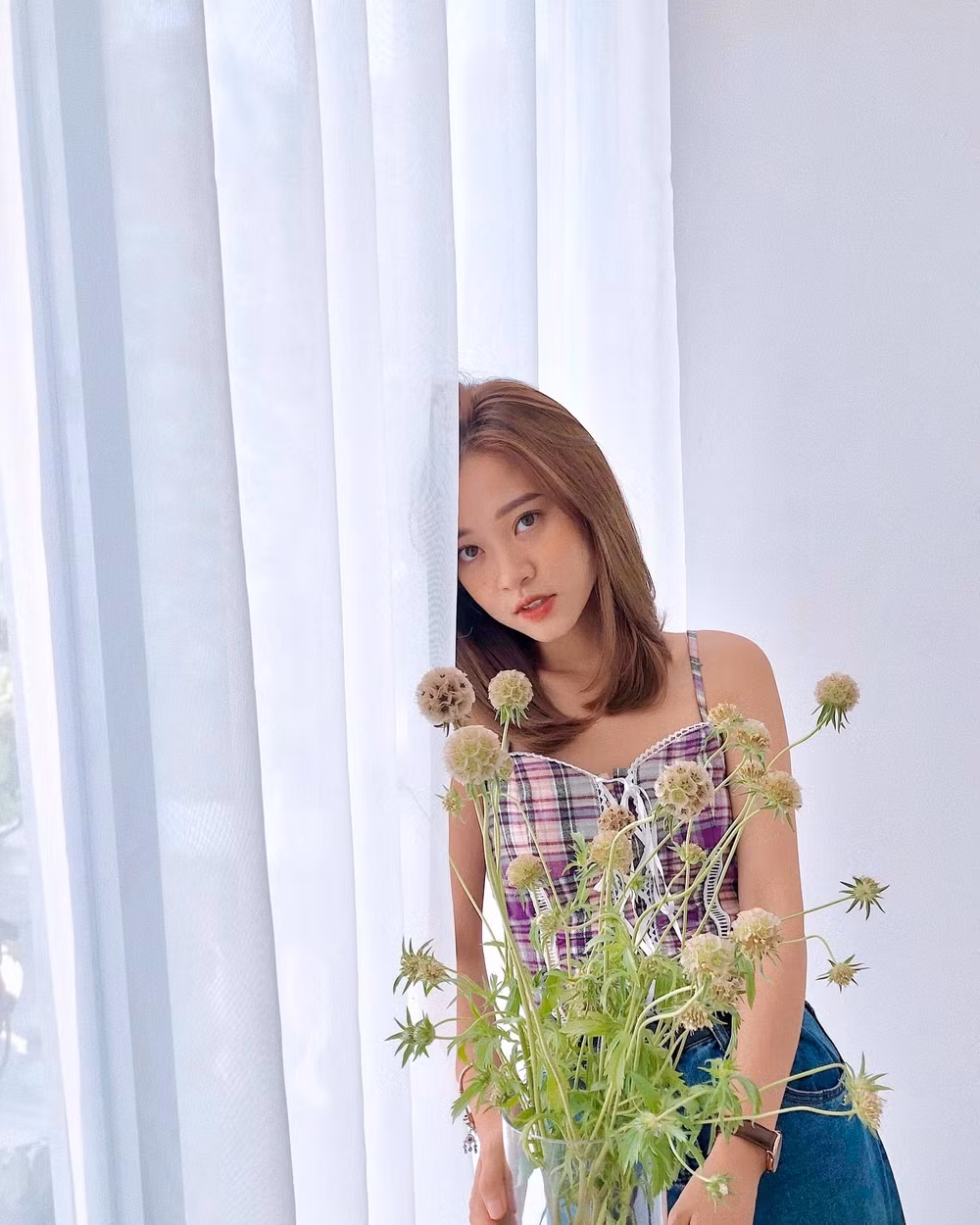 Bên cạnh tông trung tính, Mai Anh còn thường thay đổi vẻ ngoài với những bộ quần áo màu nổi như hồng nóng hay xanh lá cây, thể hiện nét cá tính.