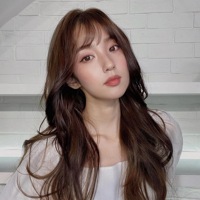 Khánh Hà từng cho biết, bản thân may mắn khi có chồng và bố mẹ phụ giúp việc chăm con. Nhờ đó, cô có nhiều thời gian làm việc và chăm sóc bản thân. Bí quyết khiến cô luôn trông trẻ trung nằm ở việc phối đồ. Ngoài những bộ váy thướt tha lúc làm người mẫu, cô thường gắn bó với quần jeans, áo crop top (áo dáng ngắn). Nhờ đó, hot girl 27 tuổi thường khiến một số người lầm tưởng cô chưa lấy chồng (Ảnh: @buikhanhha).