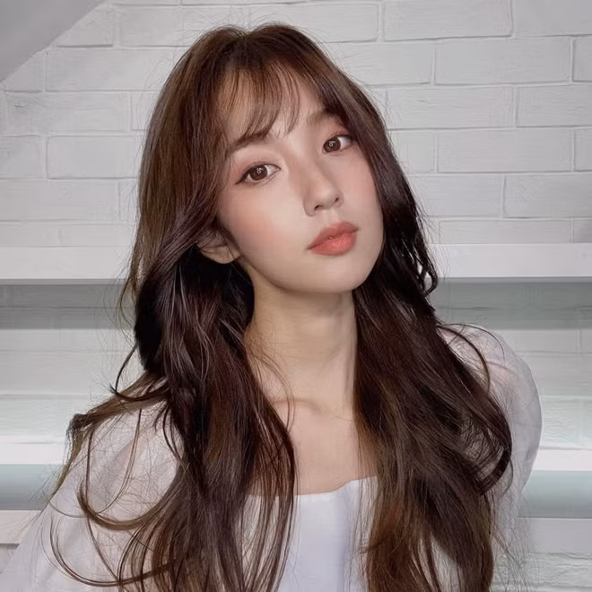 Khánh Hà từng cho biết, bản thân may mắn khi có chồng và bố mẹ phụ giúp việc chăm con. Nhờ đó, cô có nhiều thời gian làm việc và chăm sóc bản thân. Bí quyết khiến cô luôn trông trẻ trung nằm ở việc phối đồ. Ngoài những bộ váy thướt tha lúc làm người mẫu, cô thường gắn bó với quần jeans, áo crop top (áo dáng ngắn). Nhờ đó, hot girl 27 tuổi thường khiến một số người lầm tưởng cô chưa lấy chồng (Ảnh: @buikhanhha).