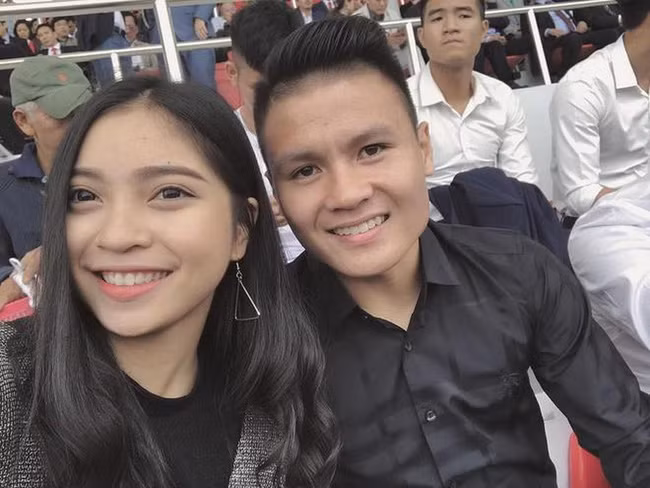  Quang Hải - Nhật Lê từng là một trong những cặp đôi đẹp nhất nhì giới cầu thủ thế nên dù hiện tại đã "đường ai nấy đi" nhưng quan hệ giữa giữa cầu thủ và hot girl này vẫn được dân tình rất quan tâm.