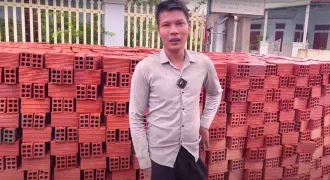 Youtuber họ Phạm cũng tiết lộ chi phí xây nhà để người xem tiện tham khảo: Cát, gạch, xi măng là 15 triệu đồng, tiền cửa hết 15,3 triệu đồng, tiền tôn 13 triệu đồng, 24m thạch cao 3,6 triệu đồng, còn đèn là 4,6 triệu đồng.