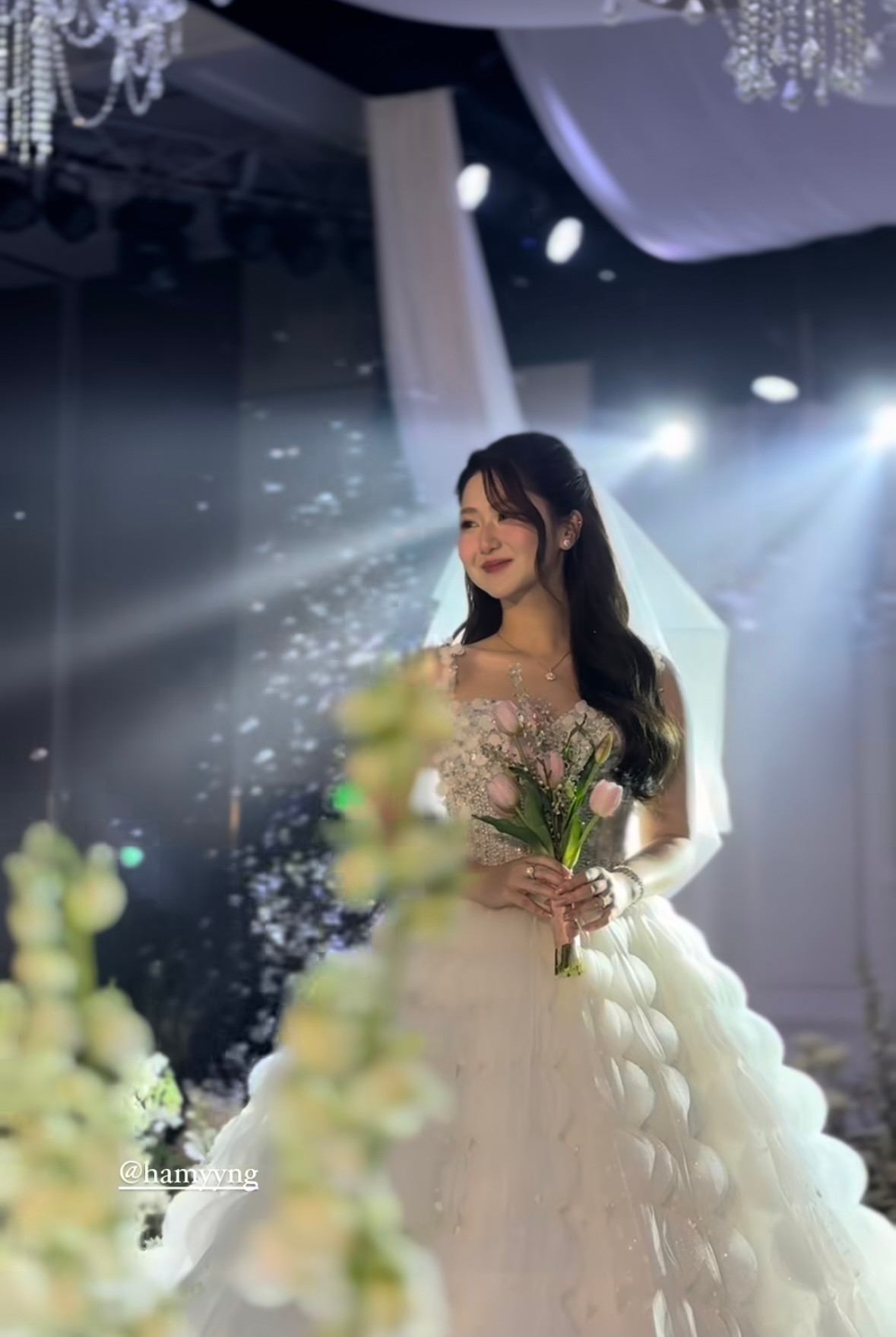 Zoom cận nhan sắc cô dâu đẹp như xé truyện bước ra