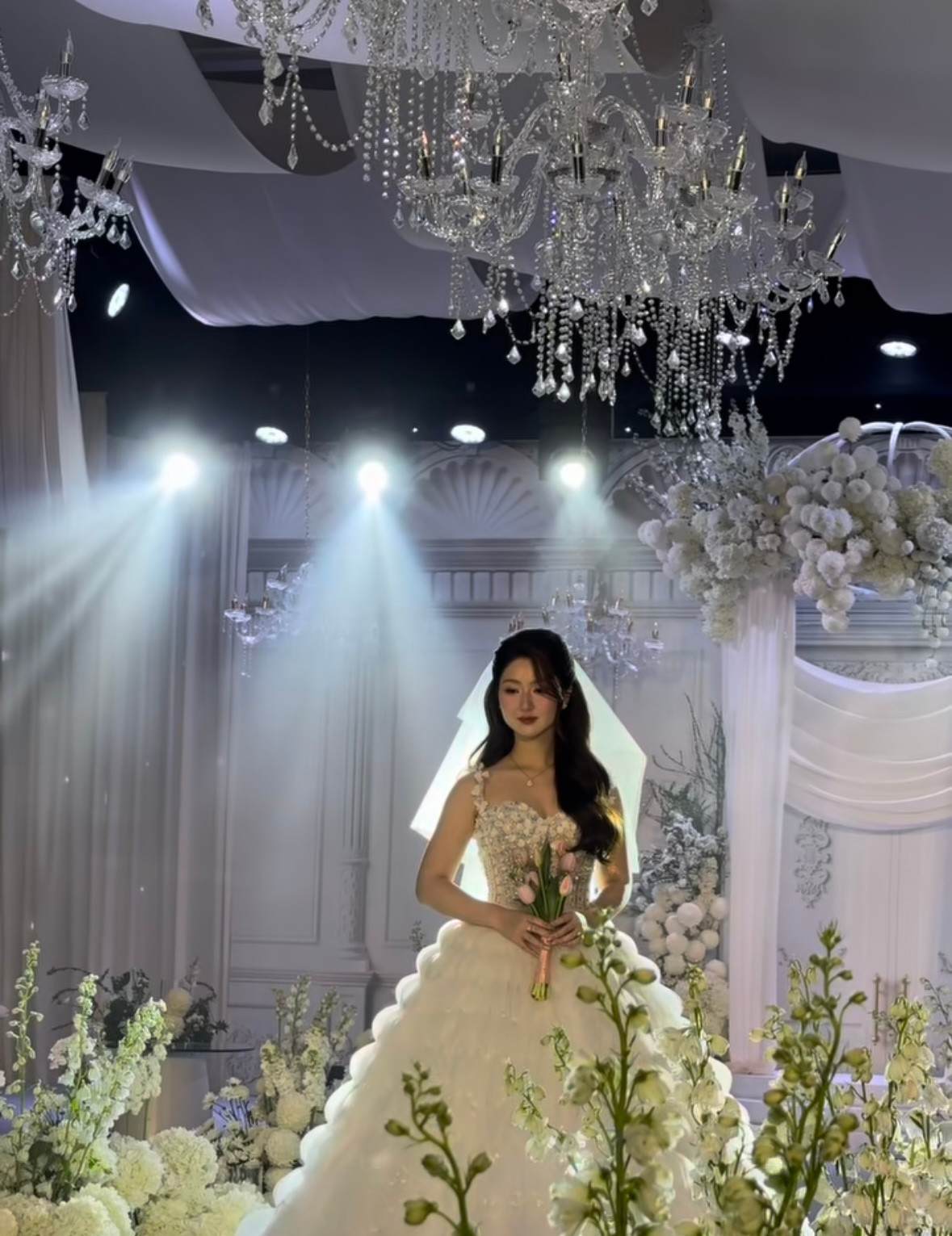 Trước đó, Hà My vốn đã ghi điểm trong mắt netizen với visual nhẹ nhàng, thanh lịch đúng chất tiểu thư. Do vậy, được ngắm nhìn cô nàng trong bộ váy cưới, sánh đôi cùng bạn trai lâu năm khiến không ít người bày tỏ sự xúc động, ngưỡng mộ.